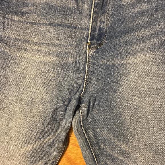 Akira super high rise skinny jean. Size 13(30) - Picture 4 of 12